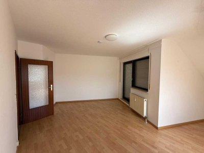 Provisonsfrei für Kapitalanleger oder Eigennutzer: 1-Zimmer-DG-Wohnung mit Loggia und Garagenplatz