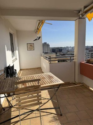 helle, ruh., 4 Zimmer + Wohnküche, 2 Bäder, BLK S/W, frei 01.04., U5,7, 8 in 6 Gehmin.