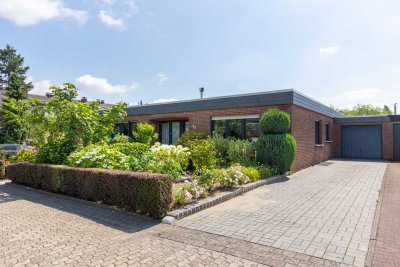 ***Viel Wohnkomfort: geräumiger Bungalow mit Vollkeller, Garage und Garten***