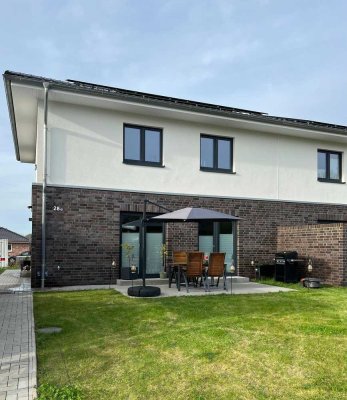 Moderne Doppelhaushälfte (KfW 40 Plus) in Hüsby – energieeffizient, smart & im Grünen!