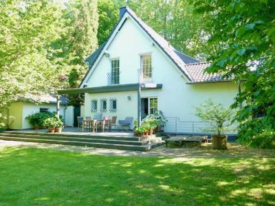 Luxuriöses freistehendes Einfamilienhaus mit großem Grundstück in Köln Junkersdorf