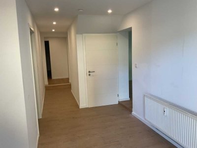 Renovierte Wohnung mit 4 Zimmern, 3 Schlafzimmern und Terrasse zu vermieten