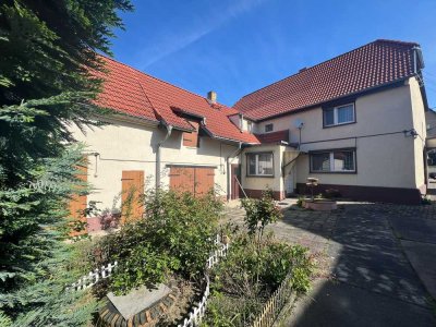 Bauernhaus mit großem Grundstück und viel Nebengelass