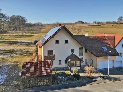 Modernes Wohnen in idyllischer Lage – Großzügiges Familienhaus mit direktem Naturzugang