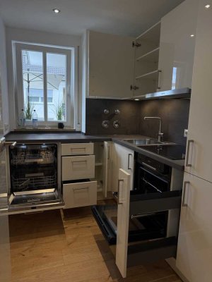 Stilvolle, sanierte 2-Zimmer-Wohnung mit Balkon, Stellplatz und neuer EBK in Augsburg