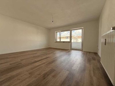 Renovierte drei Zimmer Wohnung mit Loggia und Garage