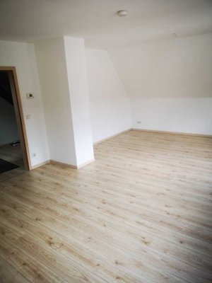 Modernisierte 3-Zimmer-Dachgeschosswohnung mit Einbauküche - hell,stilvoll und sofort bezugsbereit.