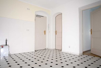 Hochwertig ausgebaute 2,5-Zimmer-Souterrainwohnung mit großen Fenstern in DD-Strehlen