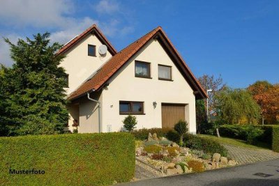 Solides Zweifamilienhaus aus den 1970er-Jahren mit Doppelgarage und Landwirtschaftsflächen