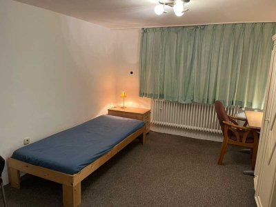 Möblierte 33 qm, 1 Zimmer im Souterrain