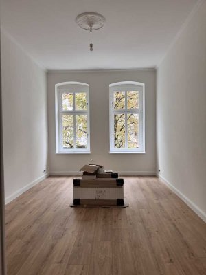 Charmante Altbauwohnung mit Erker, großer Wohnküche und bester Anbindung – Erstbezug nach Sanierung