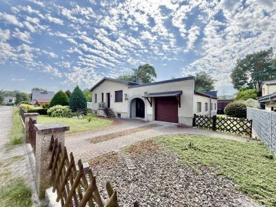 Einfamilienhaus im Bungalowstil, Vollkeller und großem Grundstück