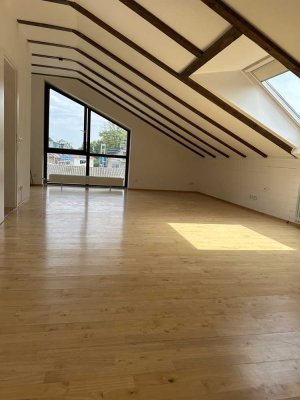 Provisionsfreie, sehr schöne helle, sanierte 2-Zimmer-Dachgeschosswohnung in Gauting