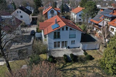 Semi-detached house with huge garden -for young families-