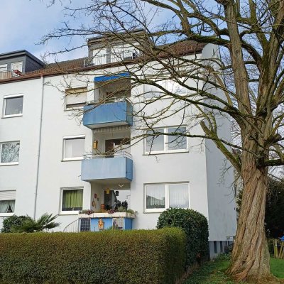 Geschmackvolle Wohnung mit drei Zimmern sowie Balkon und Einbauküche in Kelkheim (Taunus)