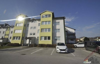 Pyhra: Leicht sanierungsbedüftige Dachgeschosswohnung mit Balkon und Tiefgaragenparkplatz