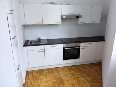 Neuwertiger 3 ZIMMER-Altbau + Einbauküche + Laubengang (Balkonersatz) + Bad mit Dusche + extra WC!