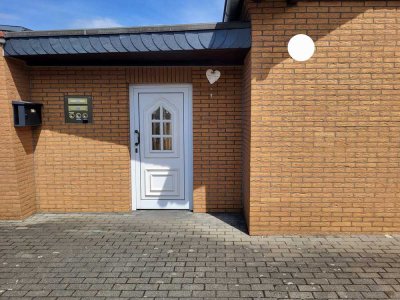 Attraktives Haus mit vier Zimmern und Einbauküche in Köln