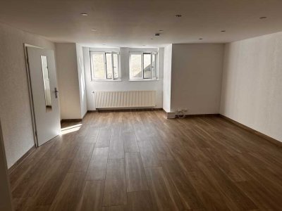 Pauschalmiete
Schöne Einliegerwohnung in ruhiger Lage – sofort bezugsfrei
