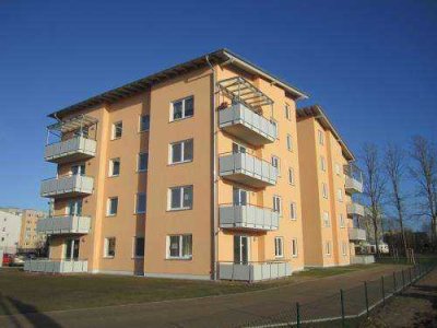Aufzug und Balkon: 3-Zimmer-Wohnung mit Einbauküche und Stellplatz in Greifswald