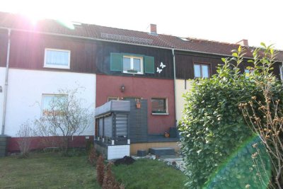 Tolles Reihenmittelhaus mit Terrasse und Carport in zentraler Lage