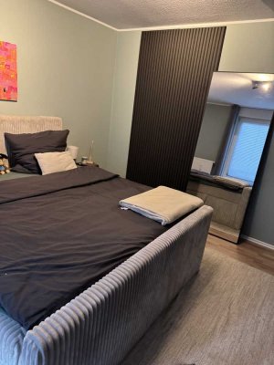 Vollständig renovierte Wohnung mit dreieinhalb Zimmern sowie Balkon und EBK in Duisburg