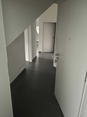 Neuwertige 2-Raum-DG-Wohnung mit Balkon und Einbauküche in Sinsheim