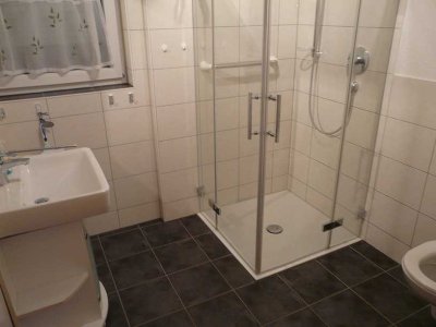 Stilvolle, neuwertige 2,5-Raum-Erdgeschosswohnung mit gehobener Innenausstattung mit EBK in Altbach
