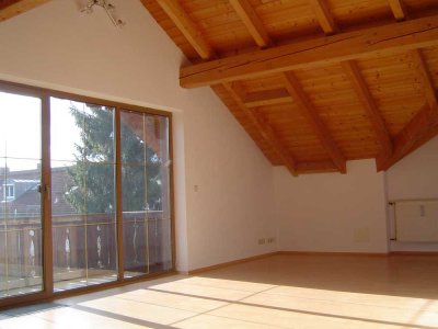 Ruhige,helle 2 Zi.Dach-Wohnung,Südbalkon,mit Charme -nette Nachbarn- 5min zur S-Bahn