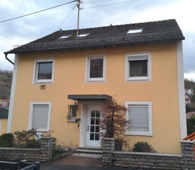 Dachgeschosswohnung teilmöbliert mit Einbauküche in Randersacker
