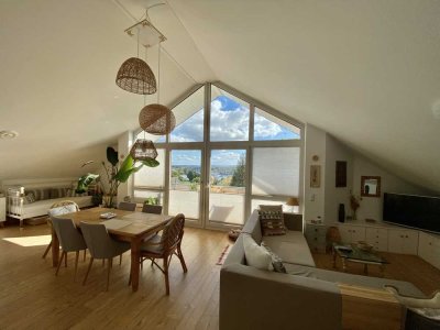 Stilvolle, modernisierte 3-Raum-Dachgeschosswohnung mit geh. Innenausstattung mit Balkon und EBK