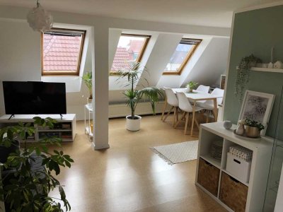 Helle Dachgeschoss-Wohnung, modern möbliert