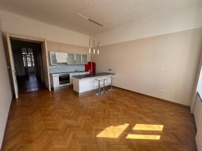 Charmante helle 2,5 Zimmer Altbau Wohnung mit Parkplatz