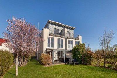 Private Idylle auf 216 m² am Britzer Garten - Pool, Kamin, Photovoltaik und Dachterrasse