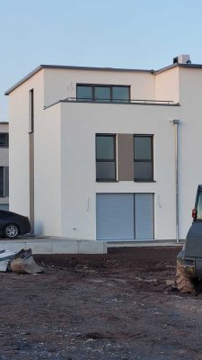 Neubau Reihenendhaus mit Dachterrasse in Messel - Erstbezug