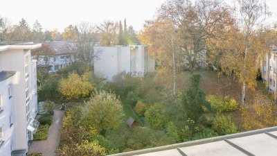 Gepflegte 2-Zimmer-DG-Wohnung mit Balkon und Einbauküche in Lankwitz (Steglitz), Berlin