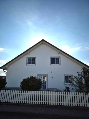 Helle, moderne Doppelhaushälfte , Balkon, Garten, und Garage
