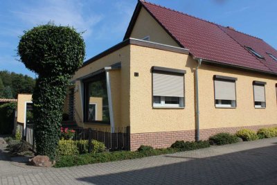 Günstige 4-Raum-Doppelhaushälfte im Grünen