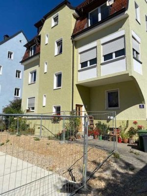 Geschmackvolle Wohnung mit vier Zimmern sowie Balkon und EBK in Regensburg