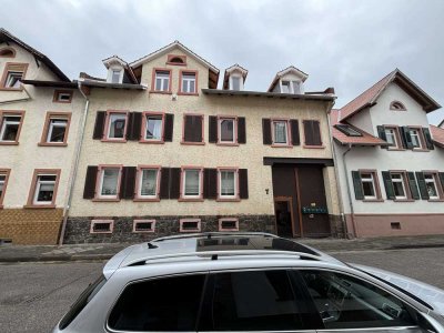 Schöne Altbau Dachgeschoss-Wohnung mit Küche und Keller im historischen Kesselstadt.