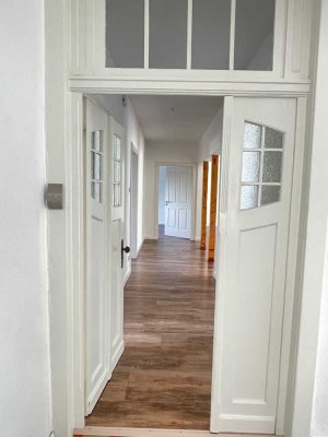 Schöne 4-Zimmer-Hochparterre-Wohnung mit hohen Decken und Garten