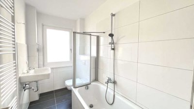 Stylish und modern! TOP Wannenbad + Einbauküche
