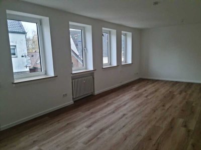 3 Raumwohnung - komplett saniert mit Garage
