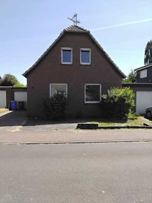 Vermietetes und umfangreich renoviertes Einfamilienhaus mit großem Grundstück im Osten der Stadt