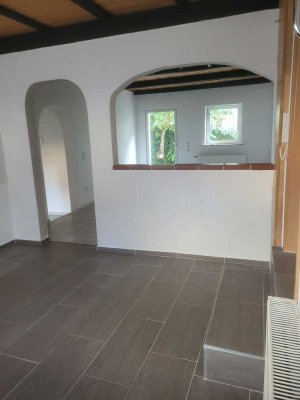 820 € - 85 m² - 3.0 Zi. geräumige Zimmer, Terrasse und 1 Kellerraum, 2-Parteienhaus.