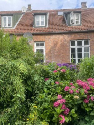 Rarität auf Eiderstedt:  Denkmalgeschützte "Alte Schule" von Tetenbüll