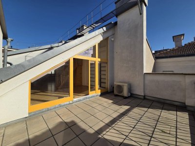 Atelierartige Dachgeschoss - Loftwohnung mit Terrasse