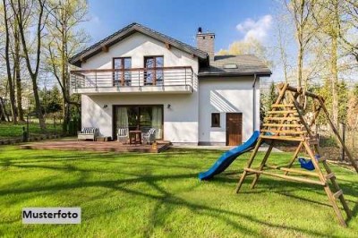 Großzügiges freistehendes Einfamilienhaus und Garage