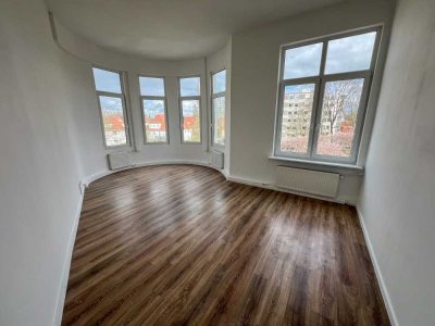 Traumhafte 4 Zimmer Wohnung mit Durchgangszimmer und großem Balkon am Martin Donandt Platz
