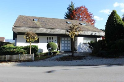 Elegantes Architektenhaus mit Traumgarten und Wellnessbereich in bester Wohnlage von Schmallenberg!